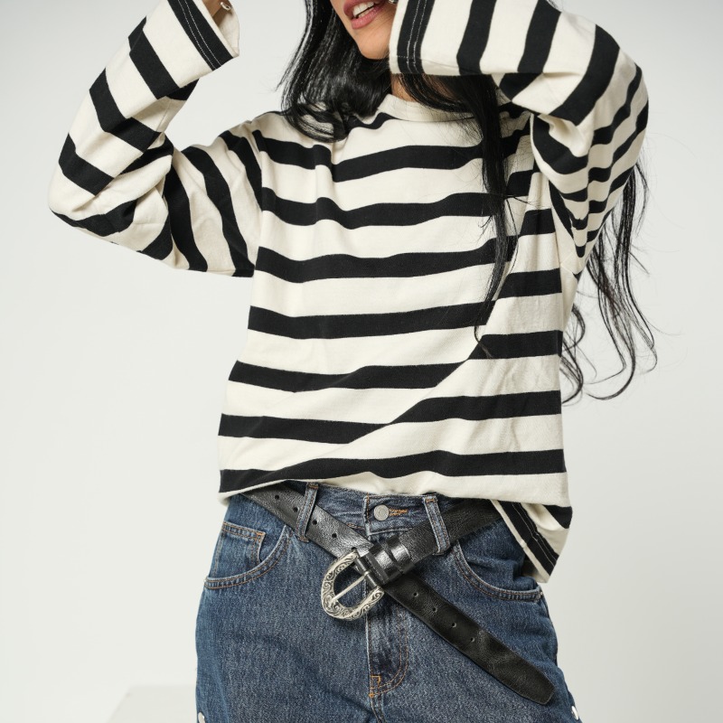 Γυναικεία ζώνη NinoVenturi από μαύρο δέρμα με ανάγλυφα σχέδια και vintage αγκράφα,